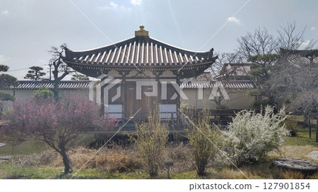由光明天皇、天平時代的相國分寺、法華寺的住持以及奈良的法華寺創建，正式名稱為法華集齋寺 127901854