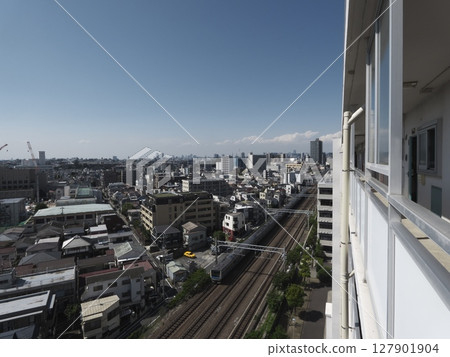 The Keihin Tohoku Line running through the blue sky and city of Tokyo The Keihin Tohoku Line running through the blue sky and city of Tokyo 127901904
