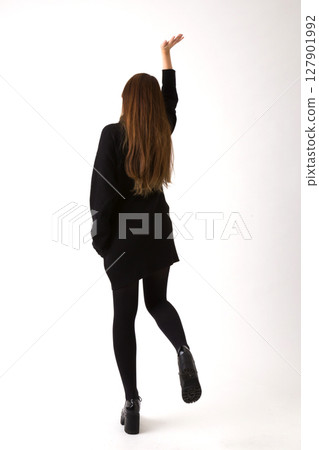 日本年輕女子的背影 127901992