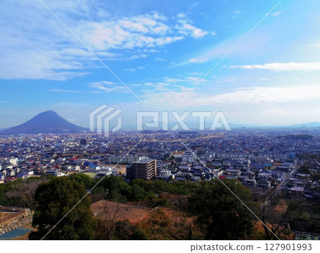 從丸龜城眺望的城市景觀（香川縣丸龜市） 127901993