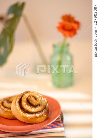透過窗戶的光線和美味的麵包 127902097