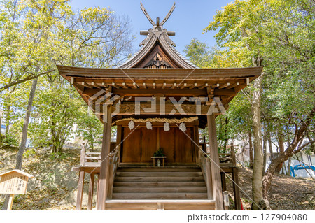 Hirota Shrine, the guardian of the group of shrines along the Saigoku Kaido road (Nishinomiya), is a branch shrine of Wakamiya Shrine, Takatsucho, Nishinomiya City. 127904080