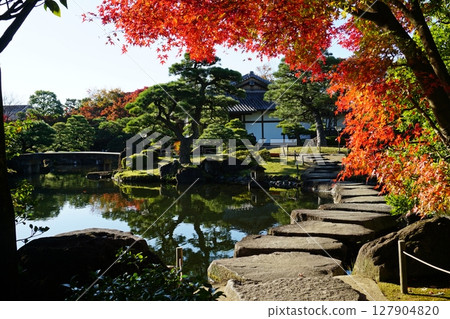 秋季的好古園：秋葉映照的御花園和池塘 127904820