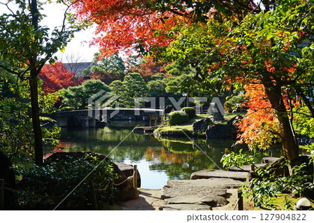 秋季的好古園：秋葉映照的御花園和池塘 127904822