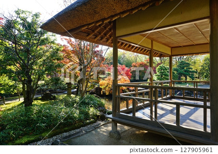 Kokoen Garden with its beautiful autumn leaves and Tsukiyama Pond Garden 127905961