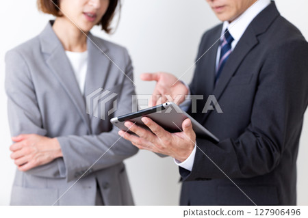 穿西裝的中年男性商人和女商人 127906496