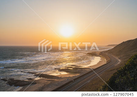 Sunset and road seen from the coast of Omaezaki City (Shizuoka Prefecture) 127907045