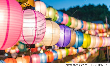 許多色彩繽紛的節慶燈籠 127909264