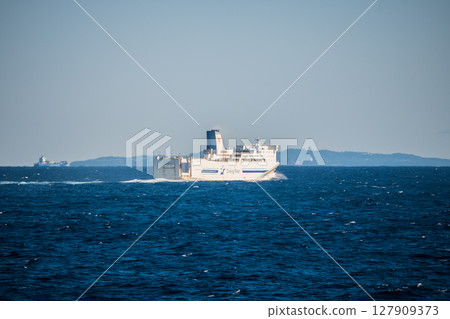 [Tokyo Kyushu Ferry Hamayu bound for Shinmoji Port and Soreiyu bound for Yokosuka Port meet and leave] 127909373