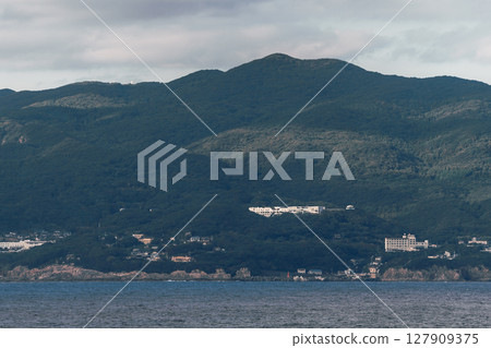 [Tokyo Kyushu Ferry bound for Mayu Shinmoji sails off the coast of Cape Ashizuri] 127909375