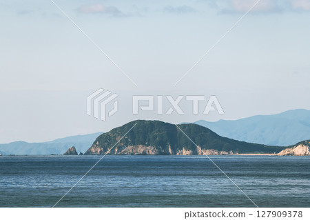 [Tokyo Kyushu Ferry bound for Mayu Shinmoji sails off the coast of Kashiwajima, Kochi Prefecture] 127909378