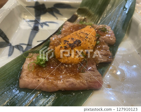 Grilled fatty tuna topped with sea urchin 127910123