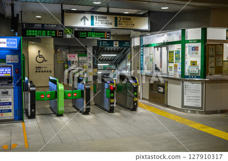 夜晚的JR海老名站（檢票口） 127910317