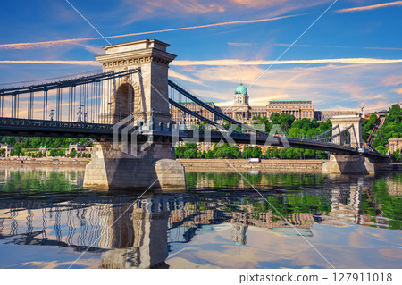 Famous Chain Bridge and Buda castle reflected in Danube River, Budapest, Hungary 127911018