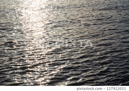 "Sea sparkle material" Sunlight reflecting on the surface of the sea 127912031