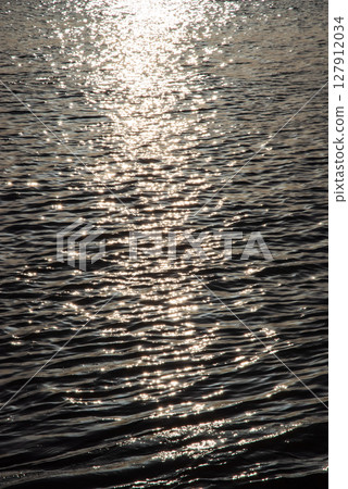 "Sea sparkle material" Sunlight reflecting on the surface of the sea 127912034