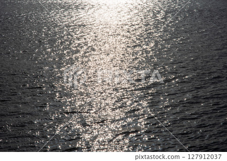 "Sea sparkle material" Sunlight reflecting on the surface of the sea 127912037