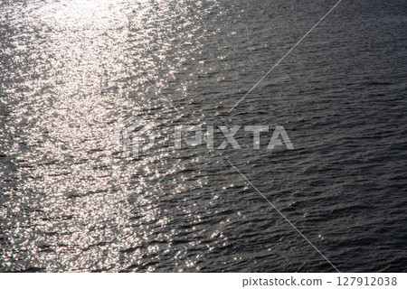 "Sea sparkle material" Sunlight reflecting on the surface of the sea "Sea sparkle material" Sunlight reflecting on the surface of the sea 127912038