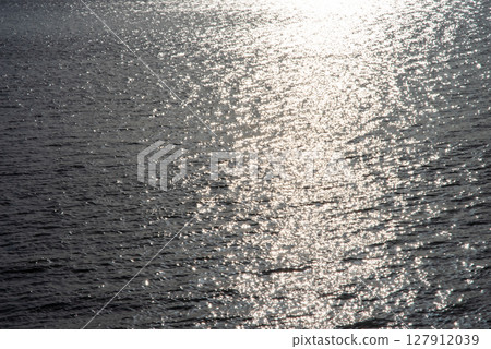 "Sea sparkle material" Sunlight reflecting on the surface of the sea "Sea sparkle material" Sunlight reflecting on the surface of the sea 127912039