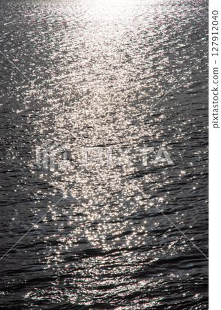 "Sea sparkle material" Sunlight reflecting on the surface of the sea 127912040