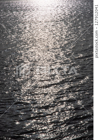 "Sea sparkle material" Sunlight reflecting on the surface of the sea "Sea sparkle material" Sunlight reflecting on the surface of the sea 127912041