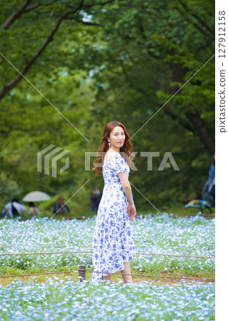 Nemophila and women 127912158