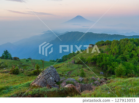從白谷丸看到的黎明富士山 127913055