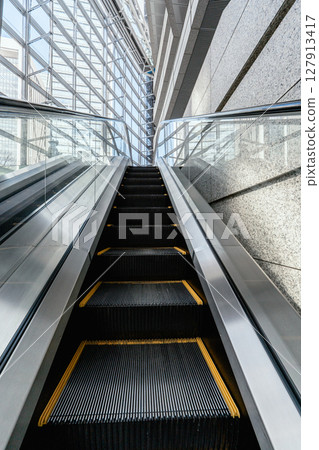 Escalator in the Tokyo International Forum Glass Building 127913417