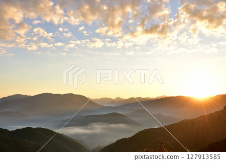 從潮見峠出發的中邊線（熊野古道）的雲海（霧） 127913585