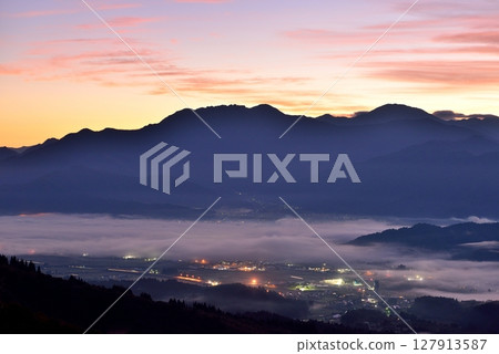Sea of clouds in the Uonuma Basin from the Uonuma Skyline (Muikamachi Observatory) 127913587