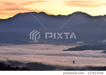 從魚沼天際線（六日町展望台）看到的魚沼盆地的雲海 127913588