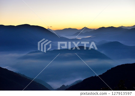 Sea of clouds (fog) of Nakahechi (Kumano Kodo) from Shiomi Pass Sea of clouds (fog) of Nakahechi (Kumano Kodo) from Shiomi Pass 127913597