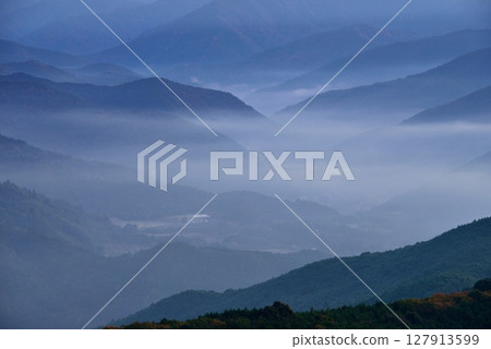 Sea of clouds (fog) of Nakahechi (Kumano Kodo) from Shiomi Pass 127913599