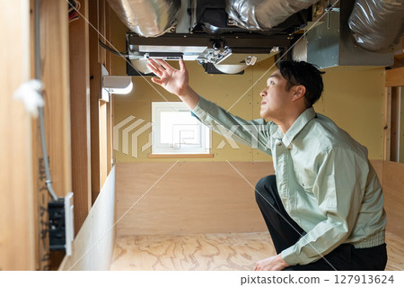 檢查空調的工人 127913624