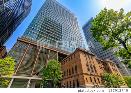 東京千代田區丸之內市容日本產業俱樂部大樓及三菱日聯信託銀行總部 127913749