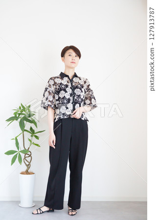 Women's summer clothing fashion coordination (vertical) 127913787