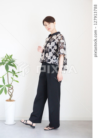 Women's summer clothing fashion coordination (vertical) 127913788