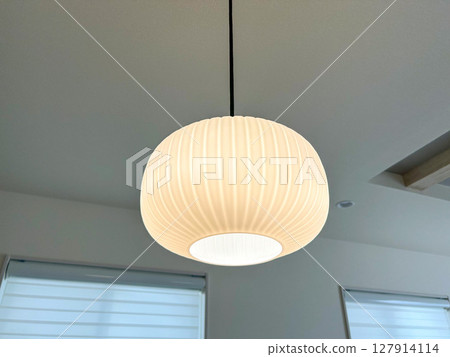 圓形吊燈懸掛在天花板上 127914114
