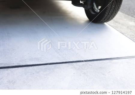 停車場水泥地上留下的輪胎痕跡 127914197