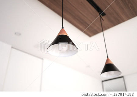 吊燈懸掛在傾斜的天花板和管道導軌上 127914198