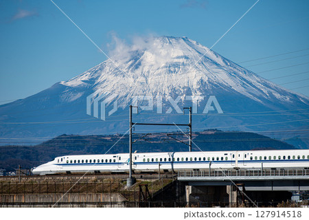 The Tokaido-Sanyo Shinkansen bullet train runs through the background of Mount Fuji 127914518