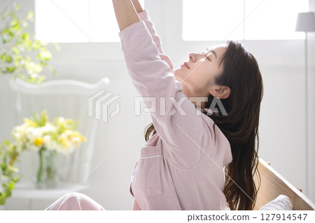 穿著睡衣放鬆的年輕女子 127914547