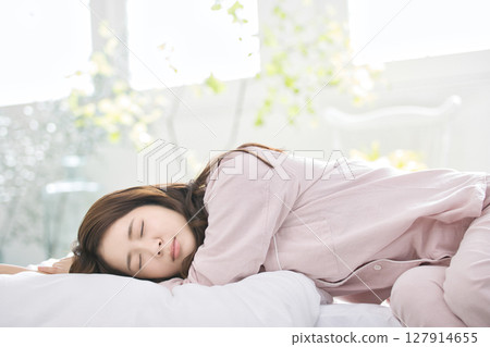 Young woman relaxing in pajamas 127914655