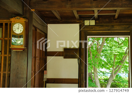 Wall clock of an old folk house 127914749