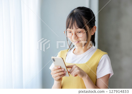Junior high school student who operates smartphone Junior high school student who operates smartphone 127914833