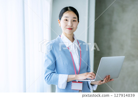 經營個人電腦的女商人 127914839