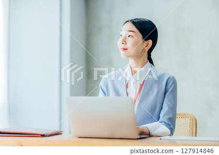 前往個人電腦的女商人 127914846