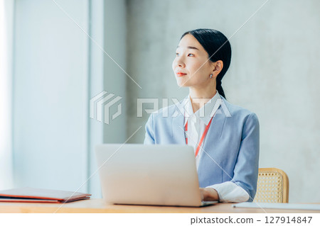 Business woman heading to PC Business woman heading to PC 127914847