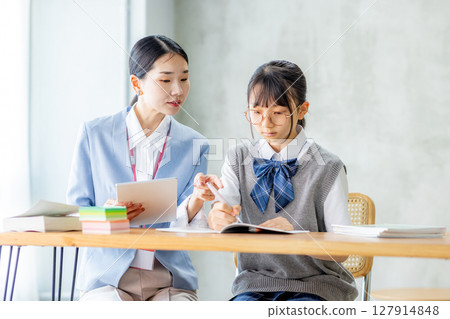 Junior high school students studying and their teacher Junior high school students studying and their teacher 127914848
