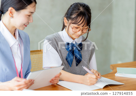 正在學習的國中生和他們的老師 127914855